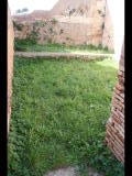 03205 ostia - regio i - insula xii - caseggiato dei triclini (i,xii,1) - hof - porticus - westseite - 2. raum von sueden - bli ri westen - 01-2024.jpg